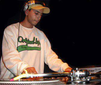 Technics SL 1600 � droite, une Sony � gauche, une table de mixage 